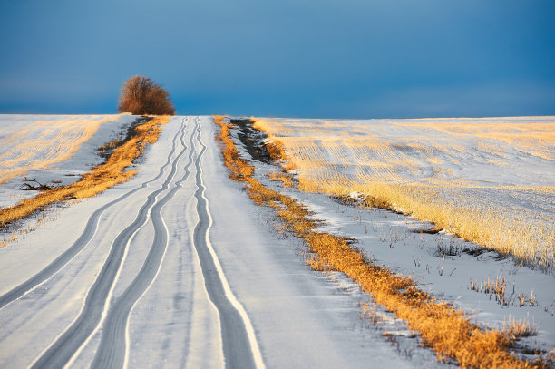 冬季草原积雪道路