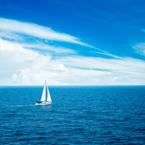 海景蓝色白云帆船