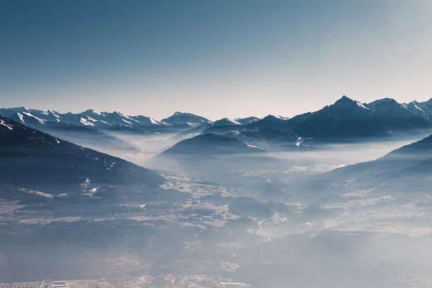 崇山峻岭