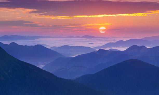 云雾缭绕高山峭壁秋色风景