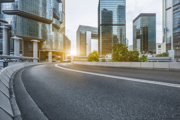 高速公路天际线和城市景观