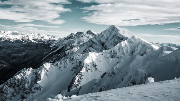 朦胧远山