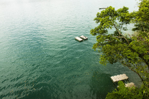 蓝天绿湖