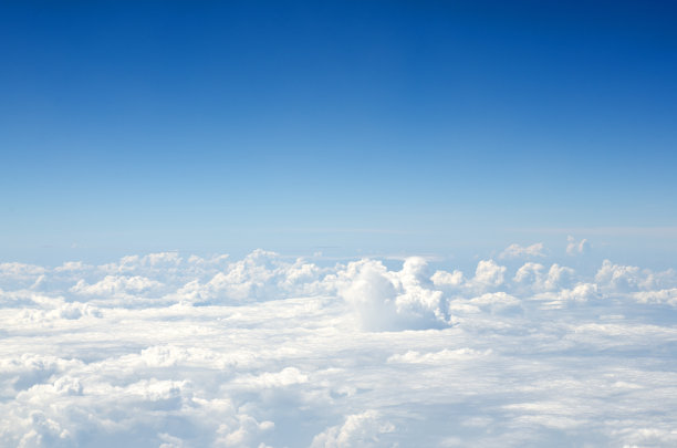 飞机上云层