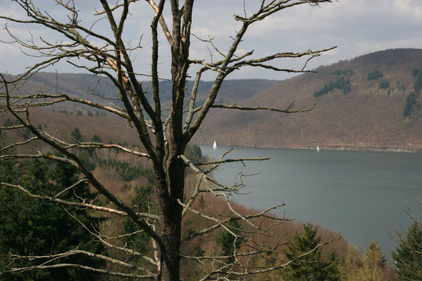 航拍高山湖面水库鸟瞰湖泊帆船