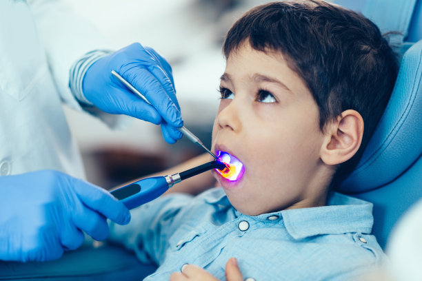 牙医检查男孩的牙齿