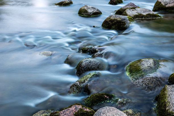 岩石与溪水