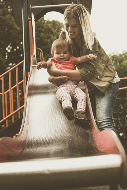 小女孩和妈妈一起在playground玩