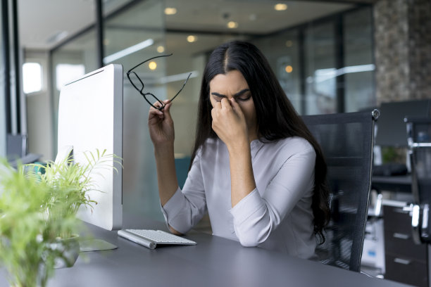 悲伤的商务女士