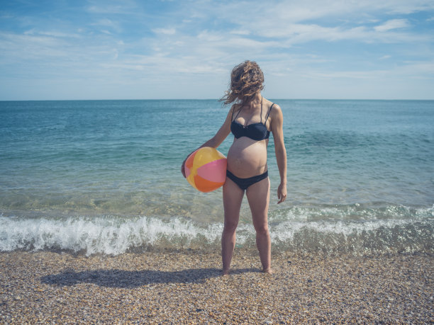 年轻女子和沙滩充气球