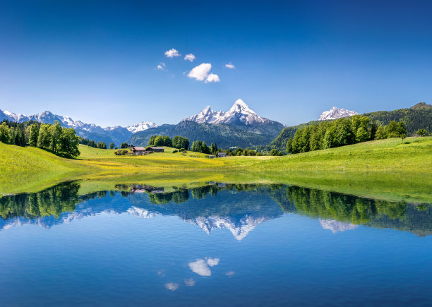 群山森林湖水天空风景