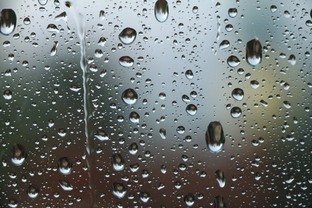 落在窗户玻璃上的雨点水珠