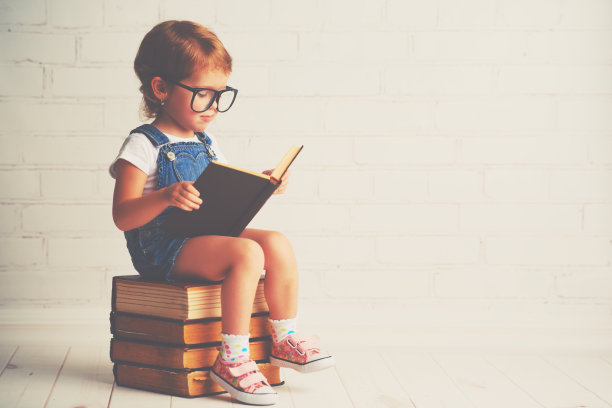 小女孩,读书的女孩