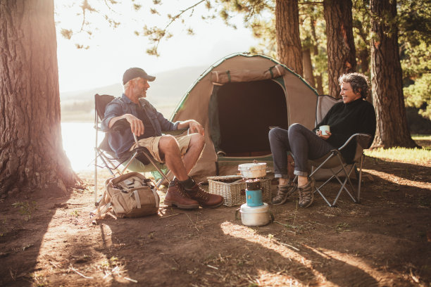 老年夫妻在露营地喝茶聊天