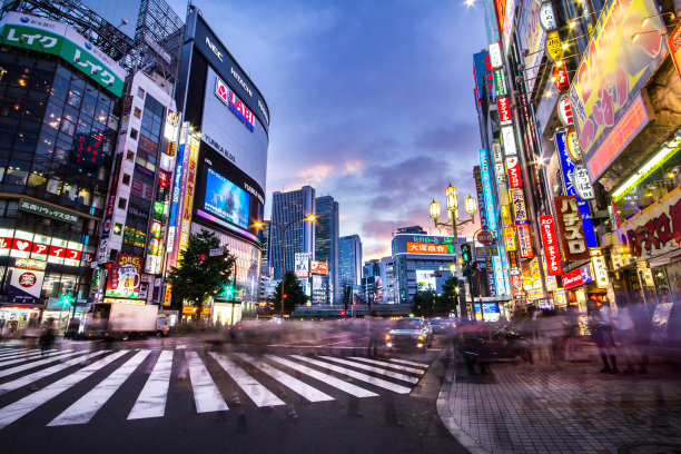 夜晚的城市马路灯光