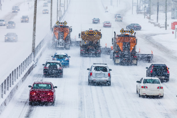 扫雪铲雪从公路在暴风雪中