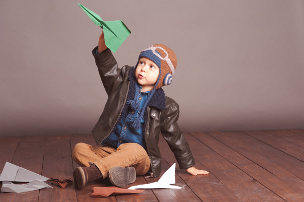 男孩玩纸飞机
