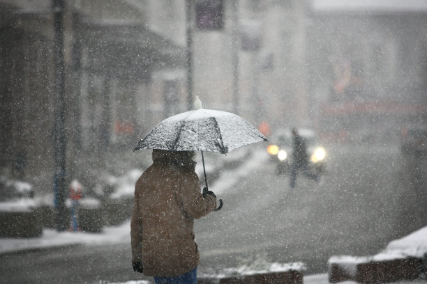 风吹过的雪