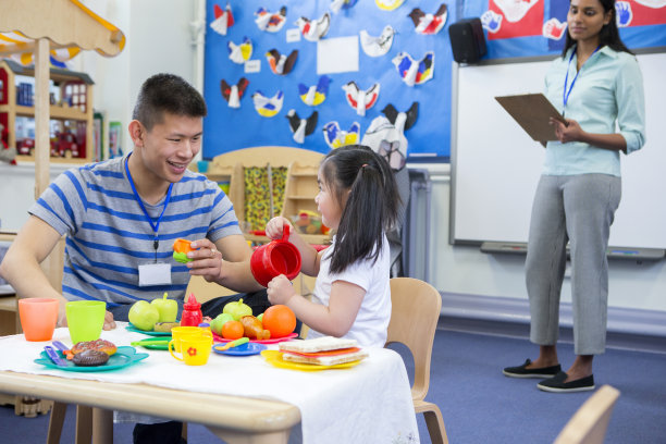 在学校办公桌上的老师