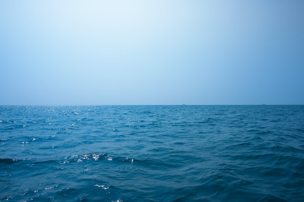 蓝蓝的海水