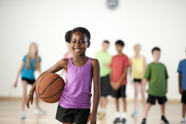 打篮球健身少女