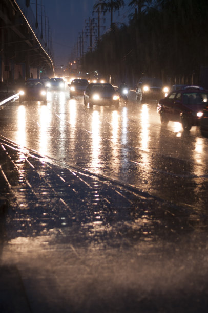 雨中堵车