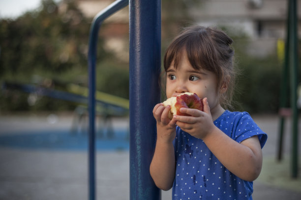吃苹果的小女孩