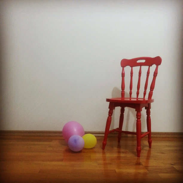 凳子上的红色气球