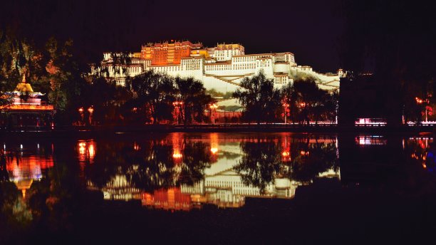 布达拉宫夜景倒影