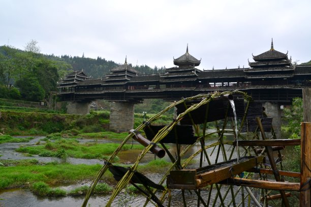 山间河流廊桥