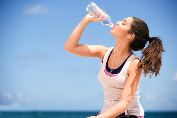 女子慢跑后饮用水