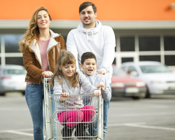 微笑着在超市里购物的一家人