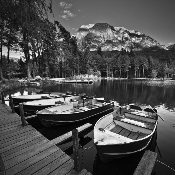 湖边小木舟