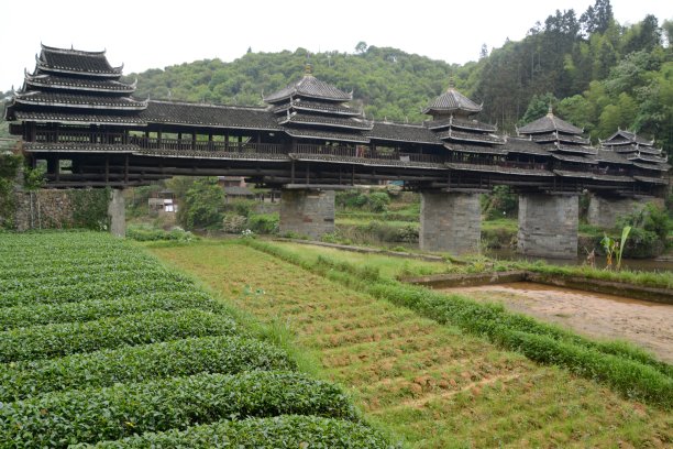 山间河流廊桥