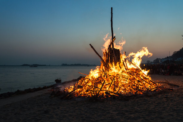 海边篝火晚会