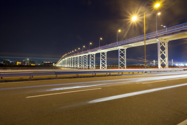 中国澳门城市桥梁建筑和公路夜景