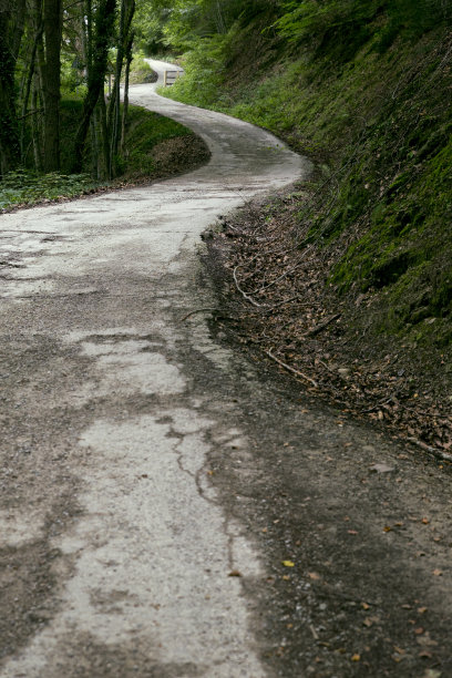 崎岖山路