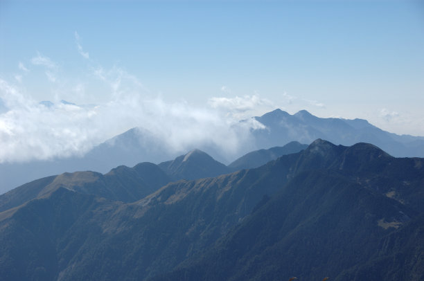 禅境山峰烟雾