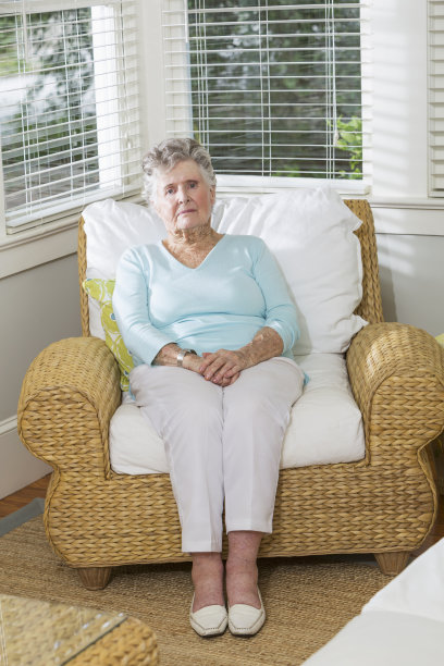 坐在椅子上的老年妇女的肖像