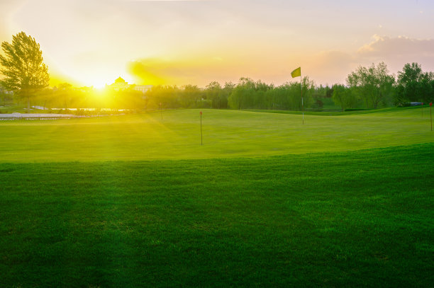 高尔夫球场夕阳