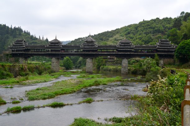 山间河流廊桥