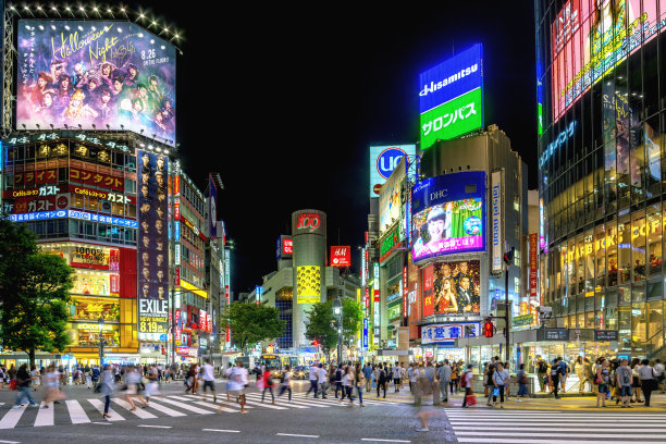 夜晚的城市马路灯光