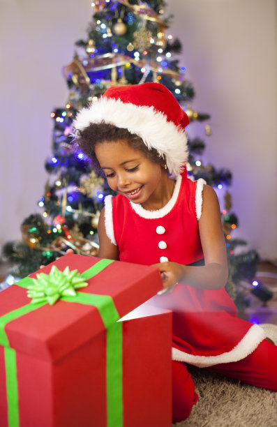小女孩打开一个神奇的圣诞礼物