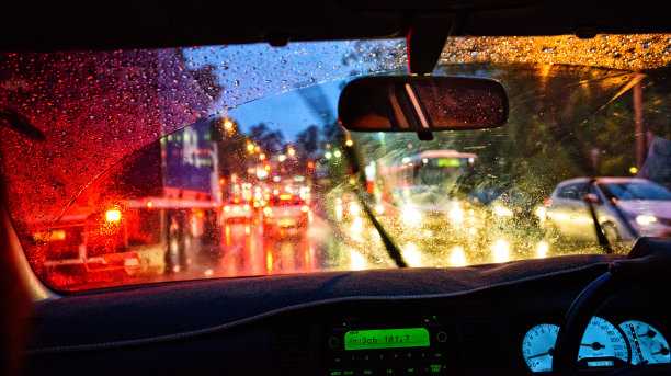 雨中驾驶