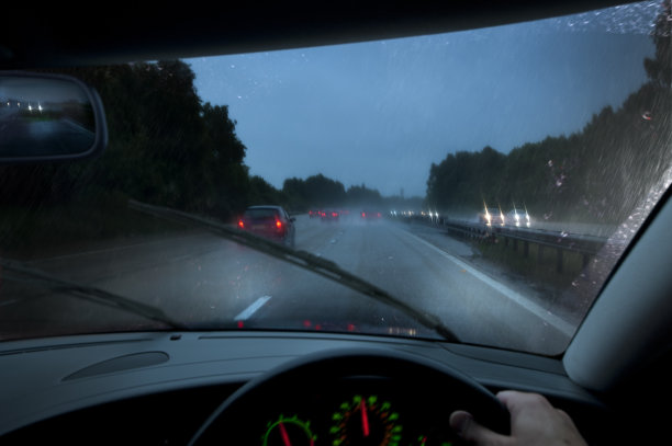 雨中驾驶