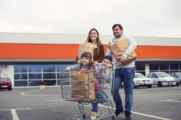 微笑着在超市里购物的一家人