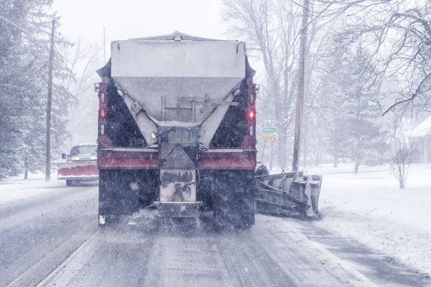 扫雪铲雪从公路在暴风雪中