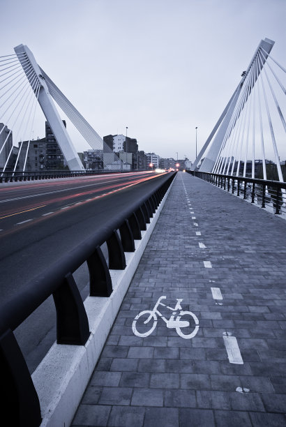 共享单车与桥梁护栏