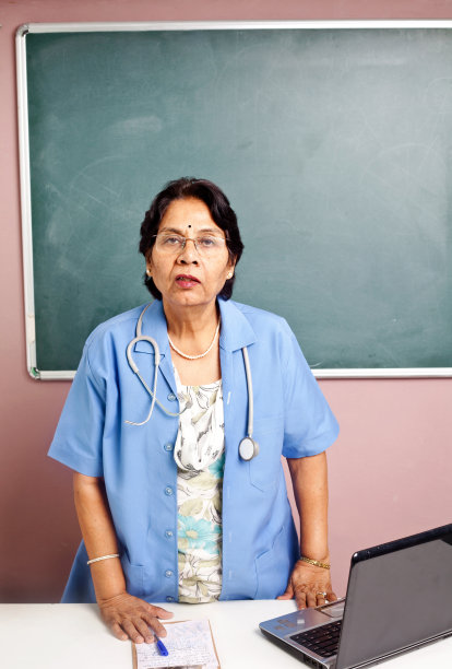 亚洲女医生护士拿着黑板