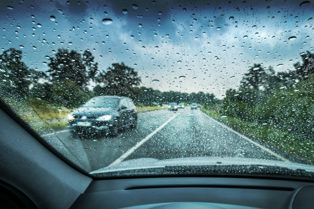 雨中堵车